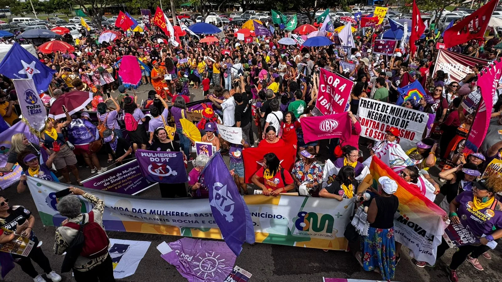 Ato de mulheres na Torre de TV de Brasília pressiona Congresso por avanço de projeto contra misoginia