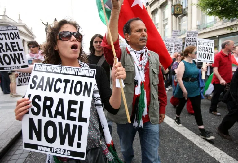 Ativistas participam de um protesto contra Israel em Dublin, em 5 de junho de 2010, para condenar o ataque contra a flotilha da liberdade pelas tropas israelenses em 31 de maio, no qual nove ativistas foram mortos e dezenas ficaram feridos