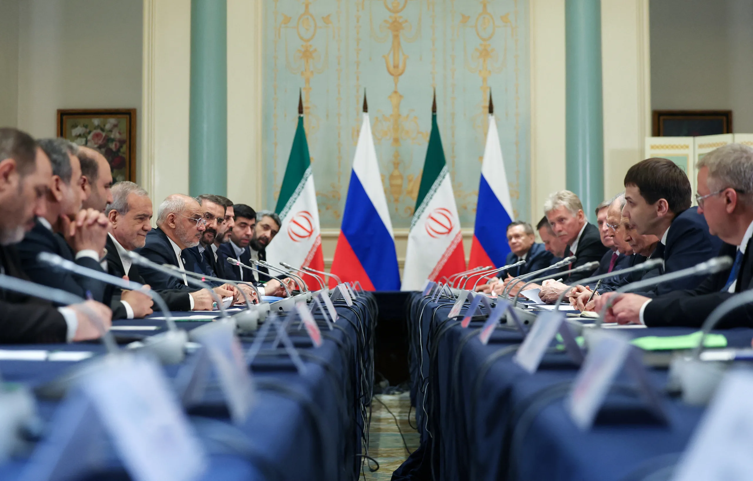 O presidente da Rússia, Vladimir Putin, o presidente do Irã, Masoud Pezeshkian, e suas delegações durante uma reunião à margem da Cúpula da Organização de Cooperação de Xangai (OCX), em Tianjin, em 1º de setembro de 2025.