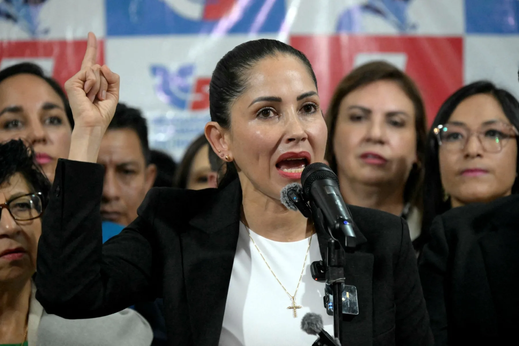 A ex-candidata à presidência do Equador, Luisa González, discursa durante uma coletiva de imprensa em Quito, em 28 de janeiro de 2026