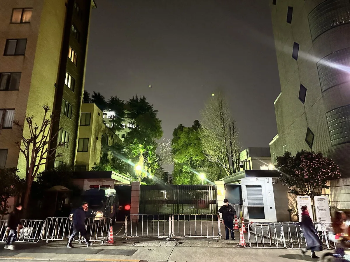 Entrada da Embaixada da China em Tóquio, em 24 de março de 2026, após um homem ter sido detido por invadir as instalações.