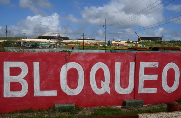 China acusa EUA de mentir para justificar 'bloqueio selvagem' contra Cuba e exige fim imediato