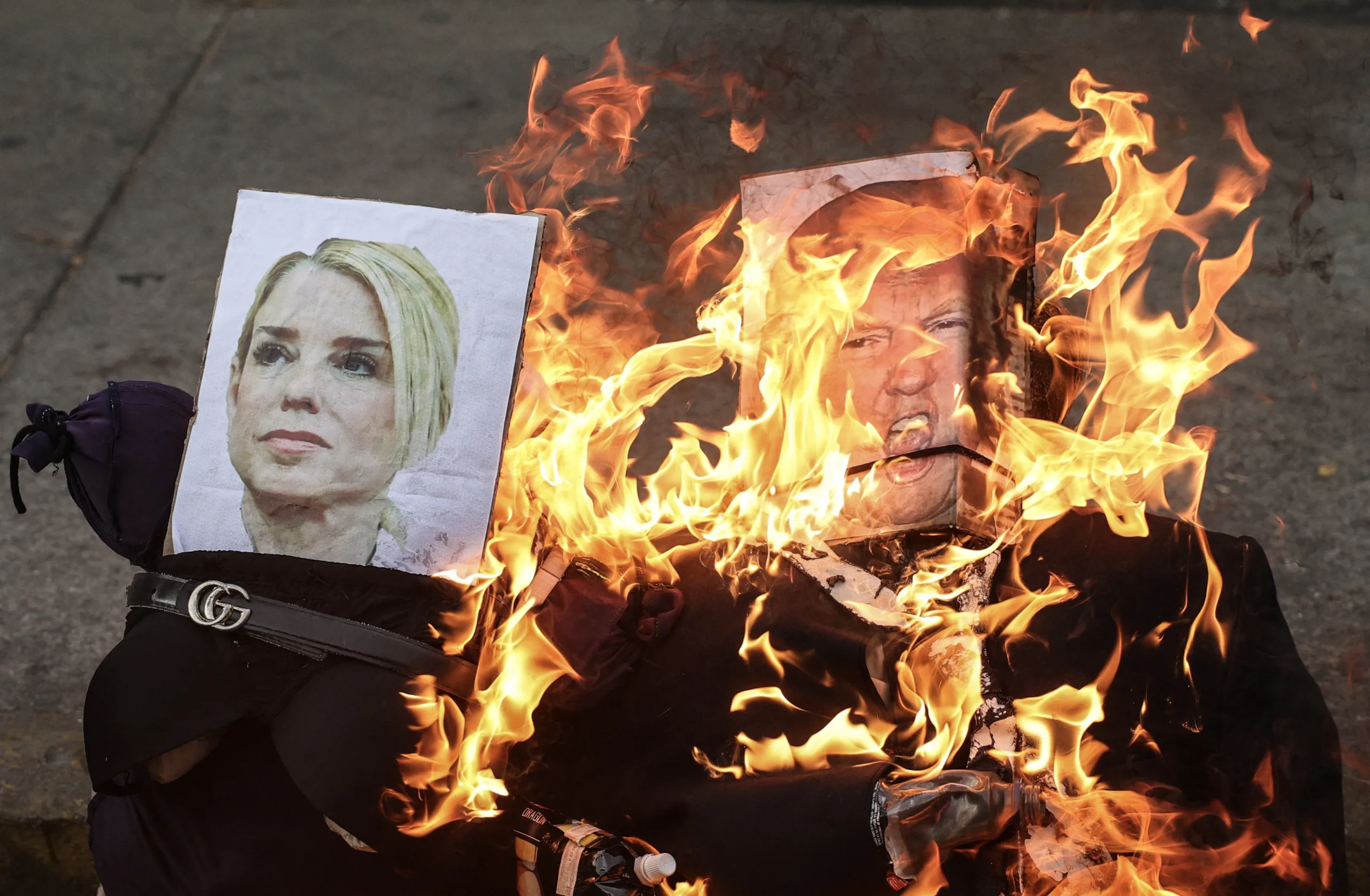 Na semana santa, muitos fiéis queimaram imagens do Trump, na tradicional “Malhação do Judas”.