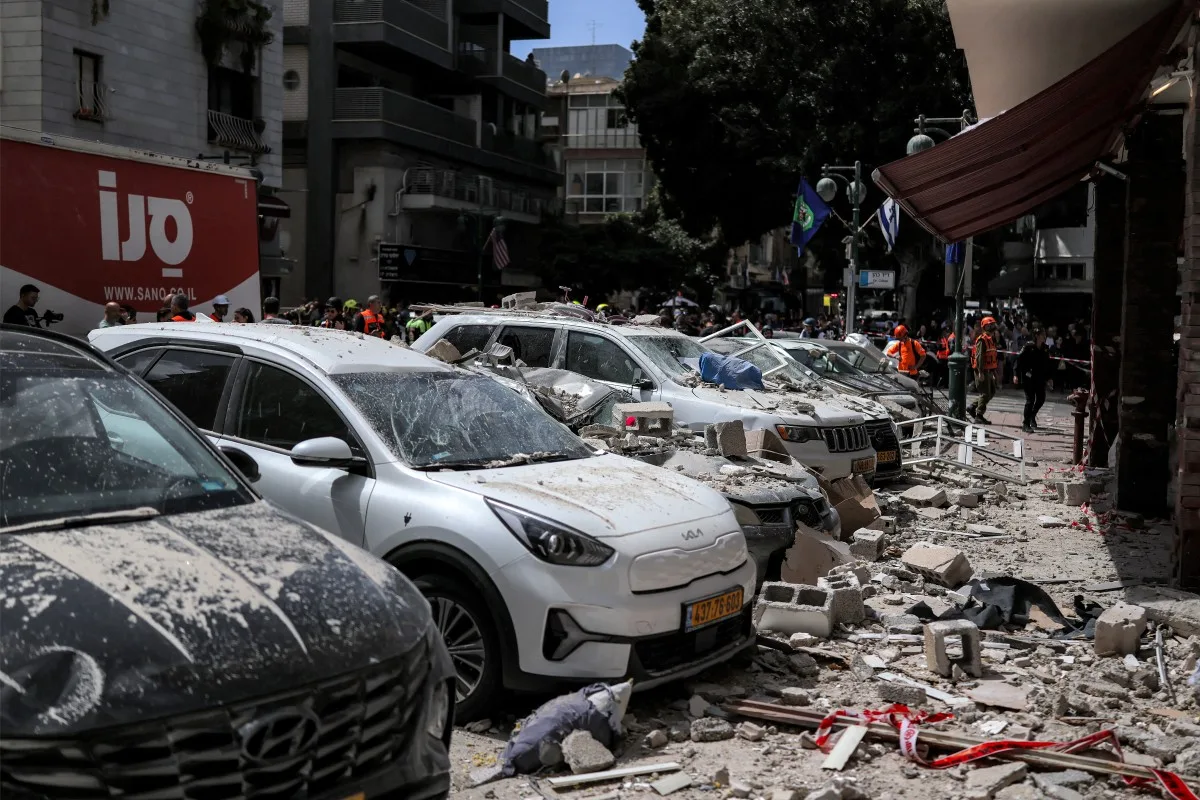 Carros destruídos por ataque iraniano nesta segunda em Ramat Gan, Israel