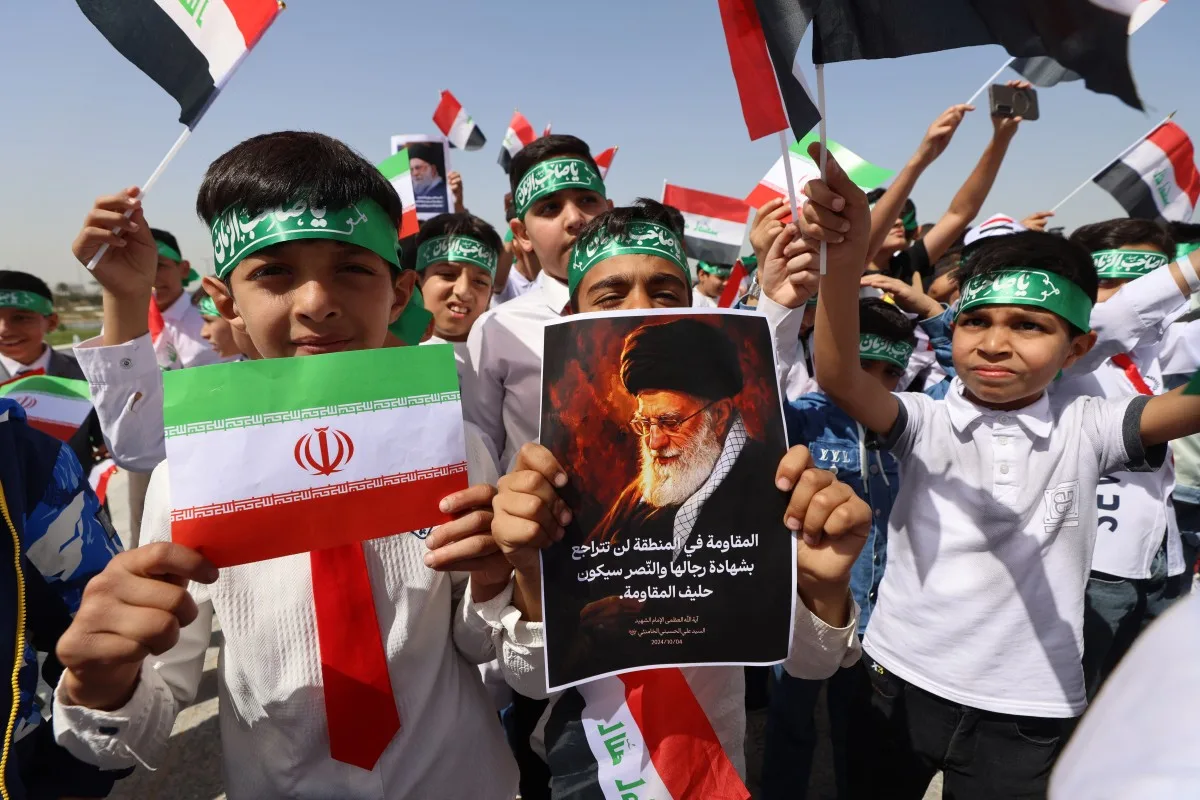 Um estudante iraquiano segura um retrato do falecido líder supremo do Irã, o aiatolá Ali Khamenei, durante uma manifestação anti-EUA e anti-Israel em Bagdá, em 7 de abril de 2026