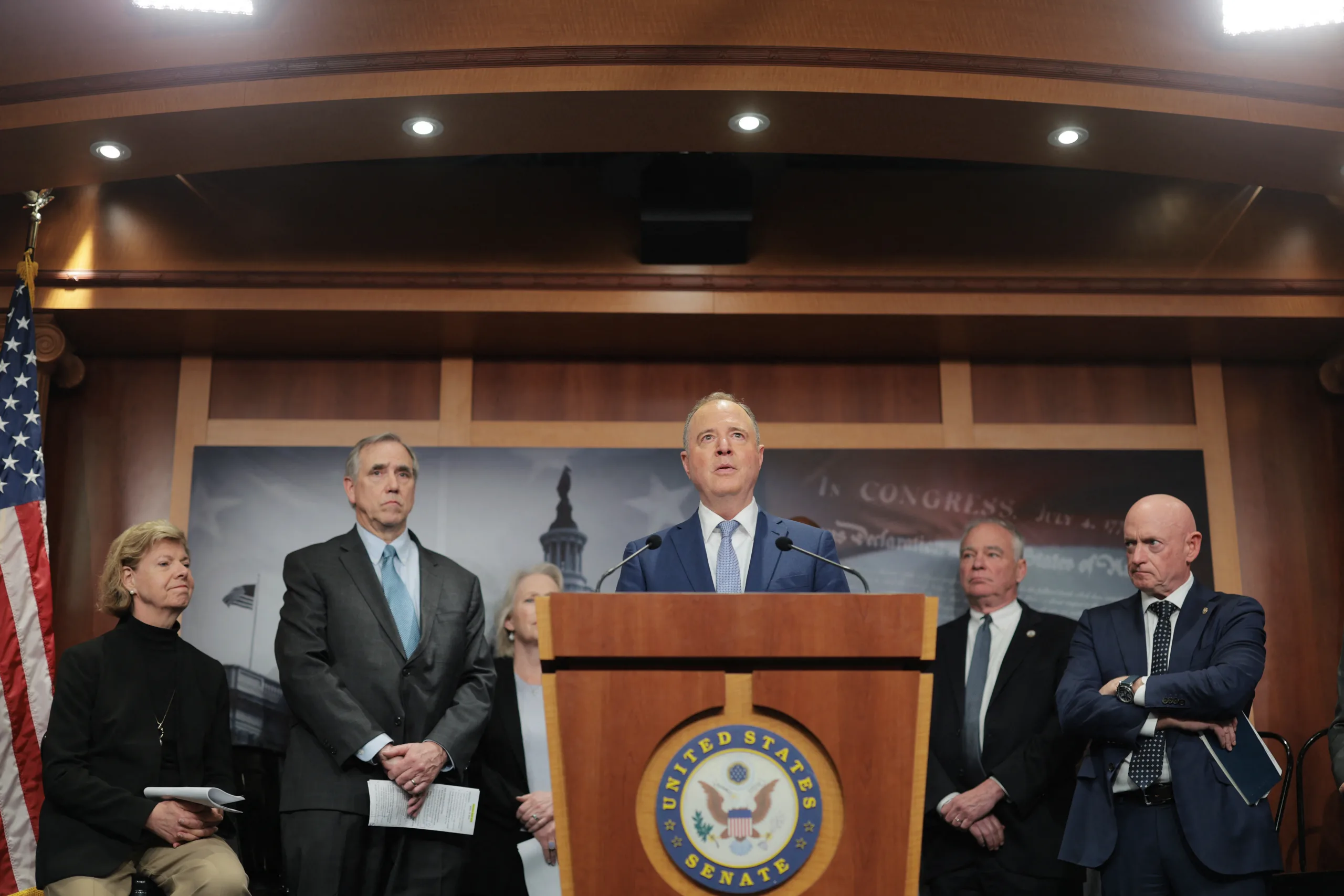 Senador Adam Schiff, da Califórnia, junto a outros senadores democratas dos EUA