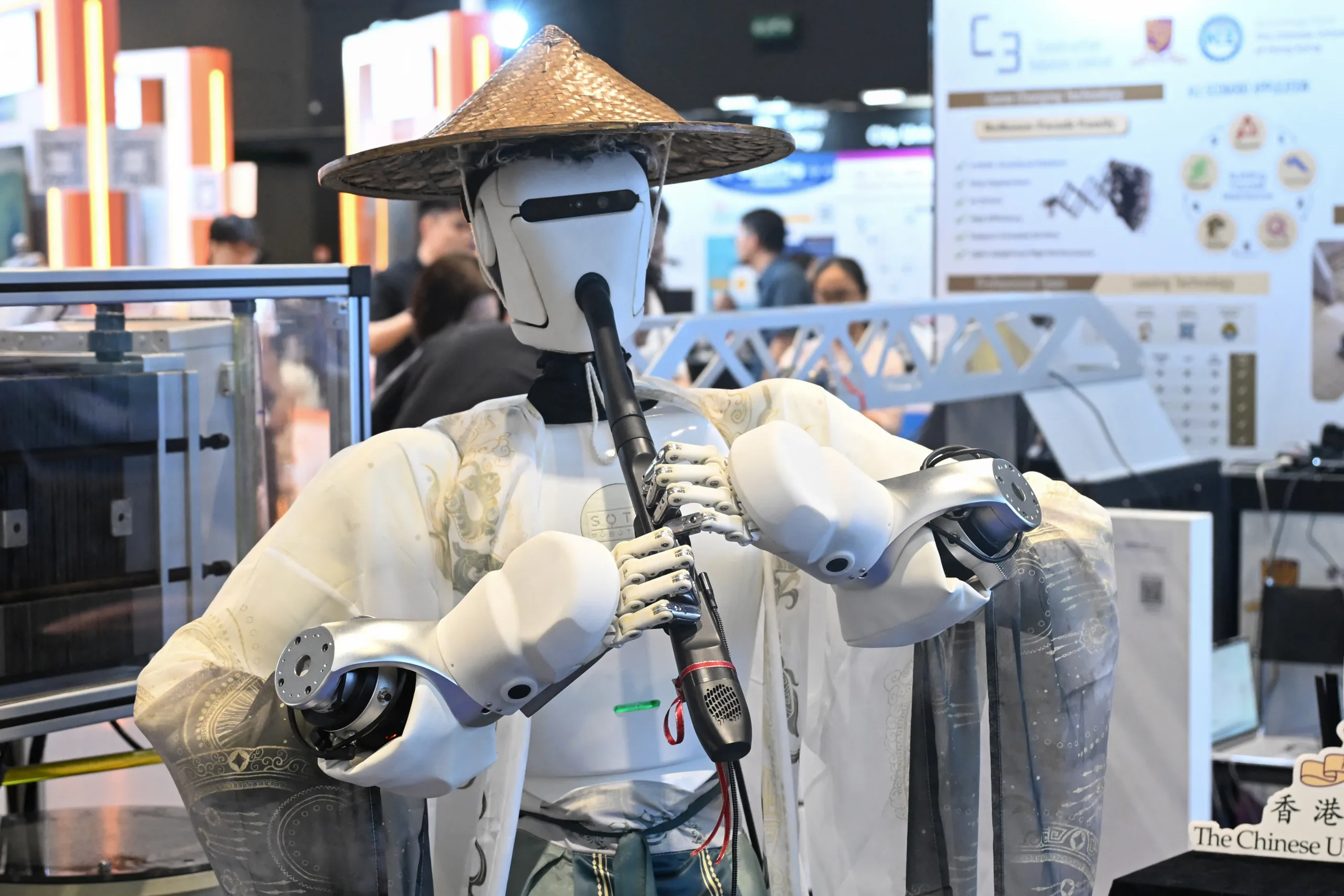 Um robô de produção chinesa na Feira de Robótica e Inteligência Artificial InnoEx 2026 de Hong Kong, no Centro de Convenções e Exposições de Hong Kong, em 13 de abril de 2026.