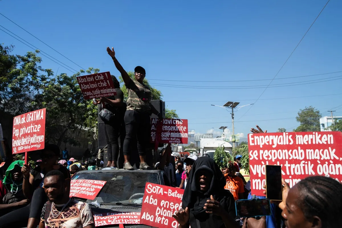 Manifestantes protestam contra o aumento dos preços dos combustíveis em Porto Príncipe, Haiti, em 15 de abril de 2026. Trabalhadores afirmam que os preços dos combustíveis não devem ultrapassar o salário mínimo. Os preços do petróleo bruto subiram na quarta-feira, enquanto as ações divergiram, à medida que os investidores analisavam sinais contraditórios sobre as negociações para encerrar a guerra no Oriente Médio e retomar o fluxo de petróleo e gás pelo Estreito de Ormuz.