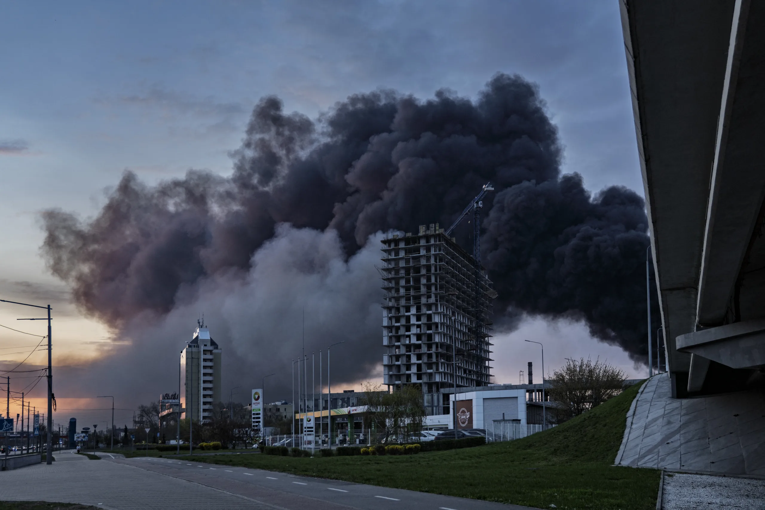 Fumaça encobre a capiral ucraniana de Kiev após um ataque russo em 16 de abril de 2026