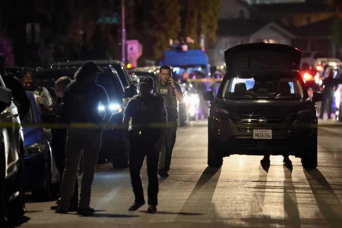 Agentes do FBI próximo a uma residência associada ao suposto atirador do Jantar dos Correspondentes da Casa Branca em Torrance, Califórnia, em 25 de abril de 2026