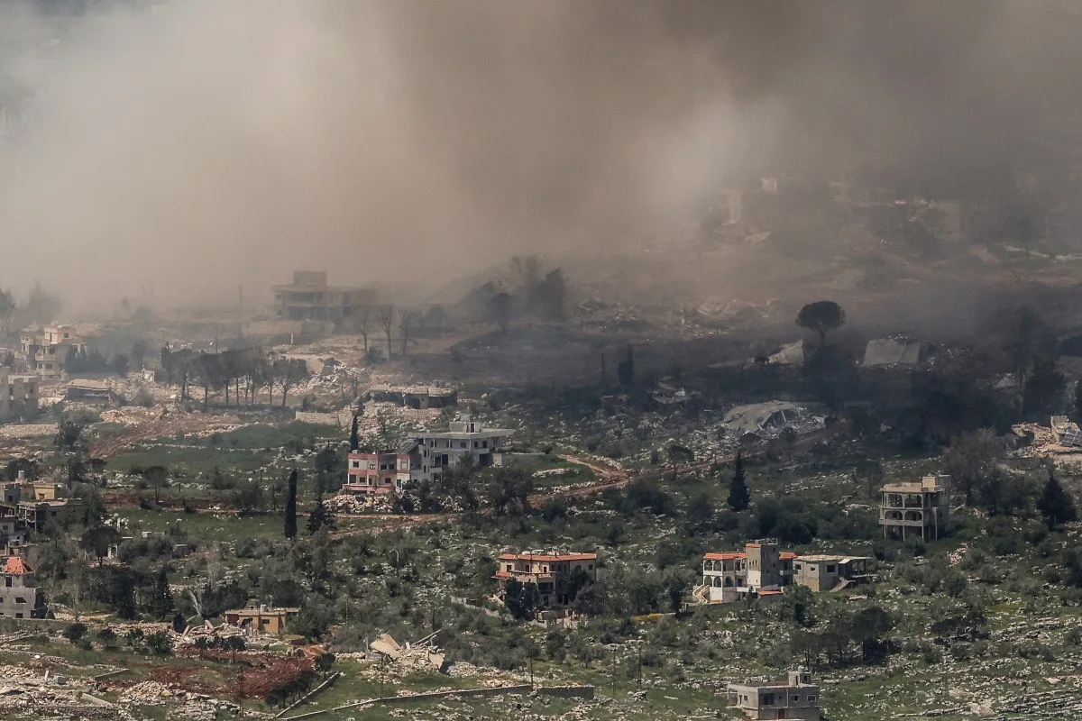 Fumaça e poeira envolvem uma cidade após explosões israelenses destruírem prédios e casas, no sul do Líbano, perto da fronteira, como visto da Alta Galileia, no norte de Israel, em 27 de abril de 2026.