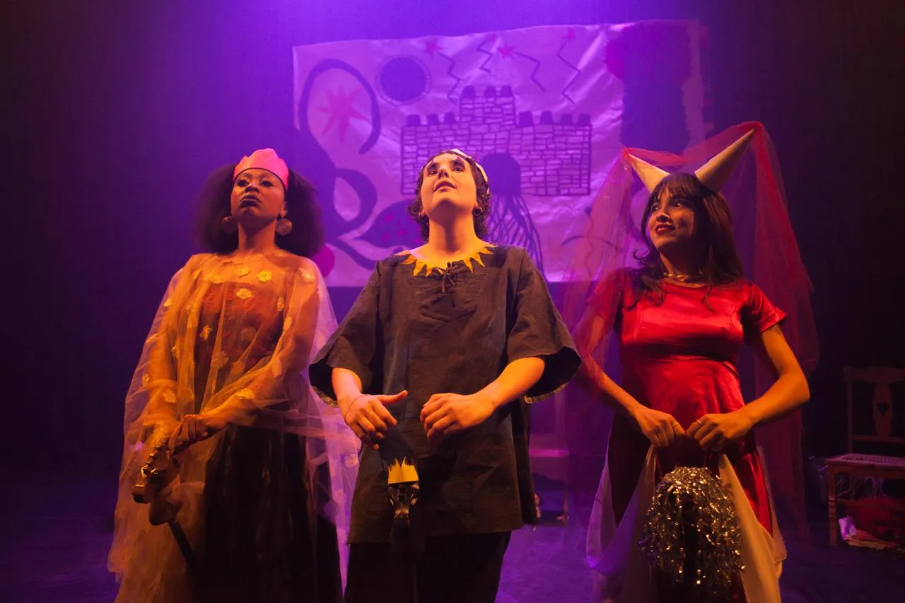 Cena do espetáculo Alguém Vai Morrer, do grupo As Piores do Mundo, que integra a diversificada programação do festival em Samambaia.