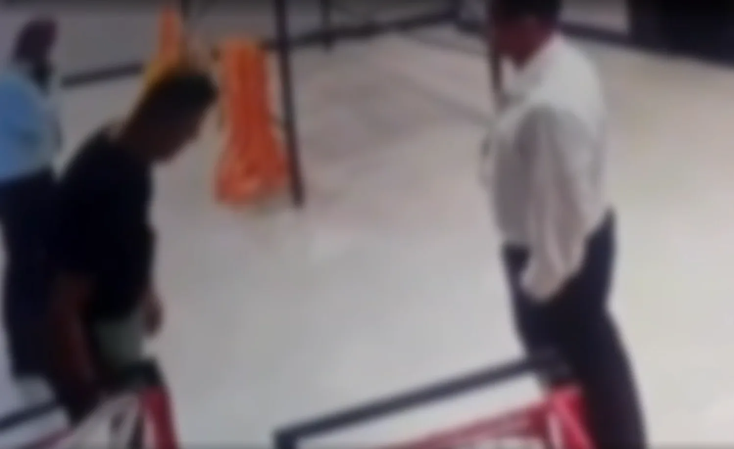 Imagens de câmera de segurança mostram momento em que seguranças do supermercado abordam delegado da PF suspeito de furto