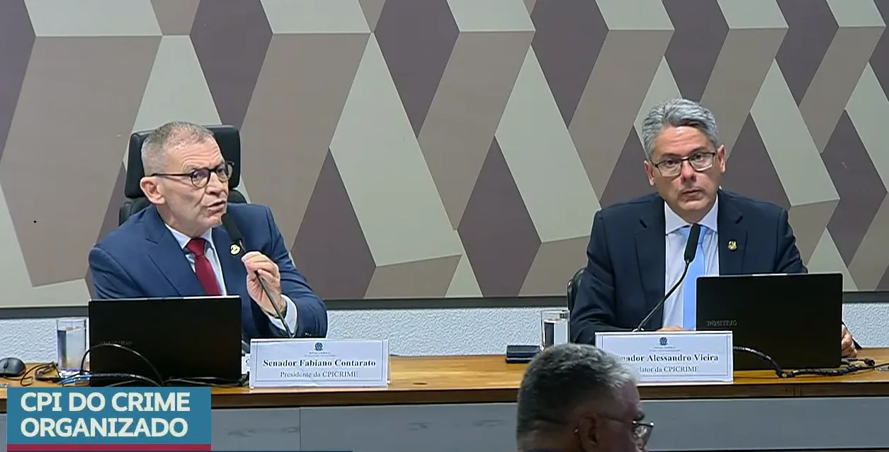O deputado federal do PT, Fabiano Contarato, e o autor do relatório final da CPI do Crime Organizado Alessandro Vieira (MDB-SE)