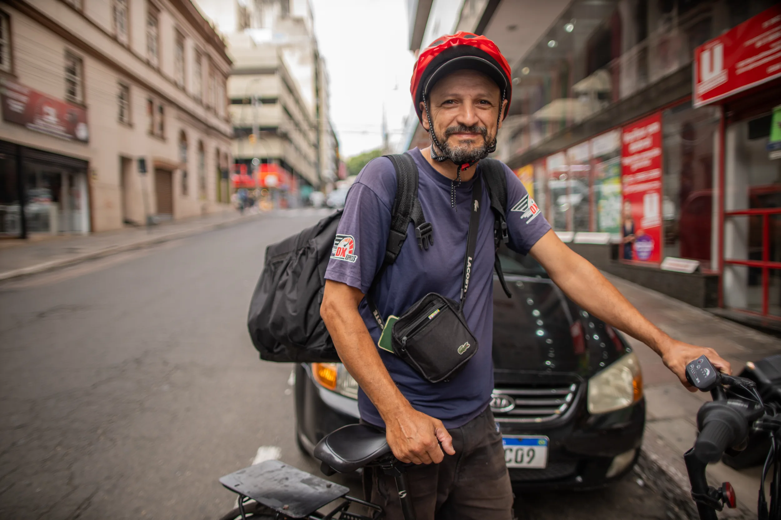 Márcio Machado, entregador e ativista, Atua há 6 anos entregando pedidos de bicicleta