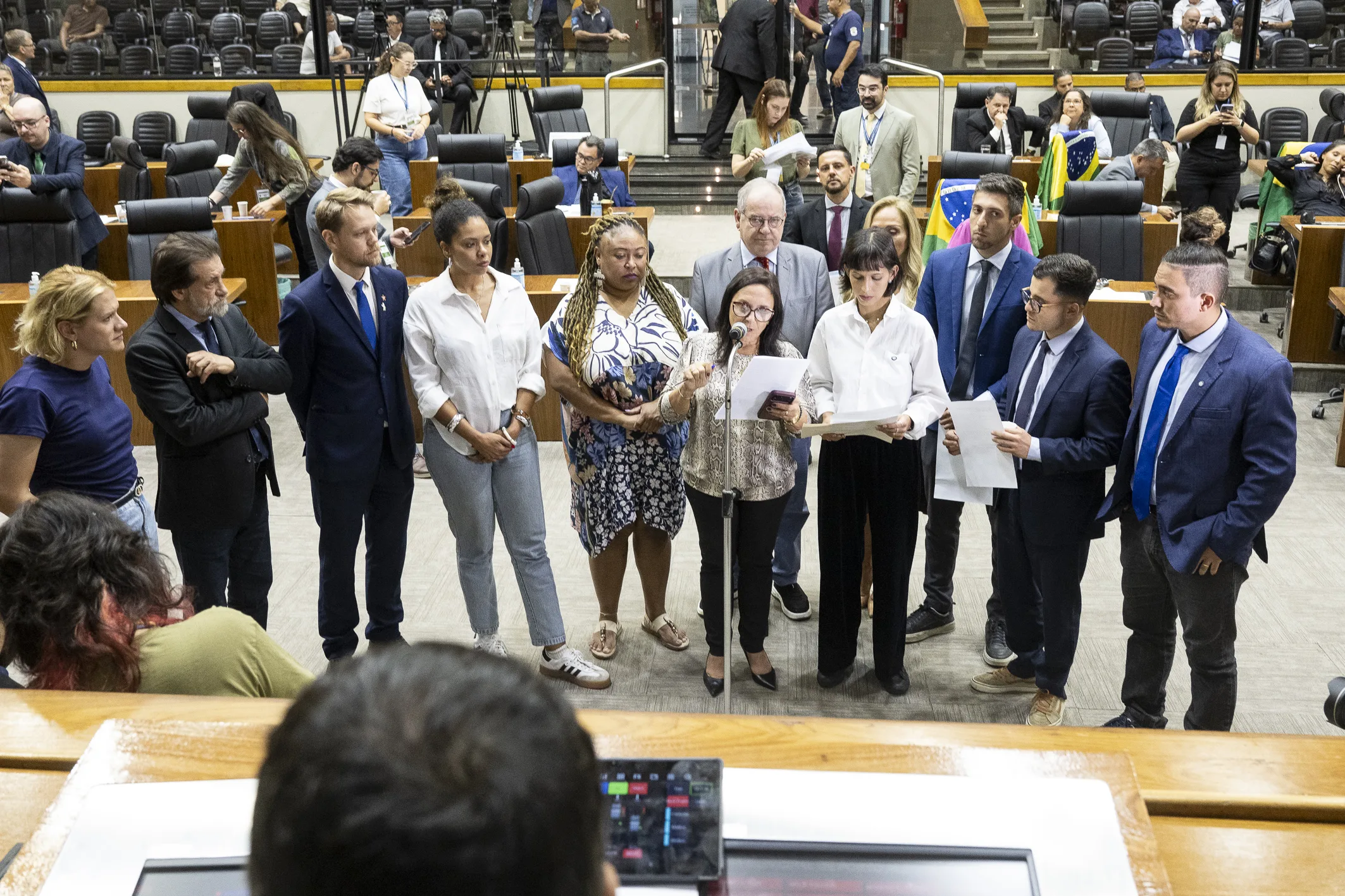 Vereadores anunciam acordo para votação de emendas ao Plano Diretor. Na foto, vereadora Cláudia Araújo, ao microfone, vereadoras Karen Santos, Grazi Oliveira, Juliana de Souza e vereadores idenir Cecchim, Giovani Culau e Coletivo, Marcos Felipi, Alexandre Bublitz, Aldacir Oliboni e Natasha Ferreira