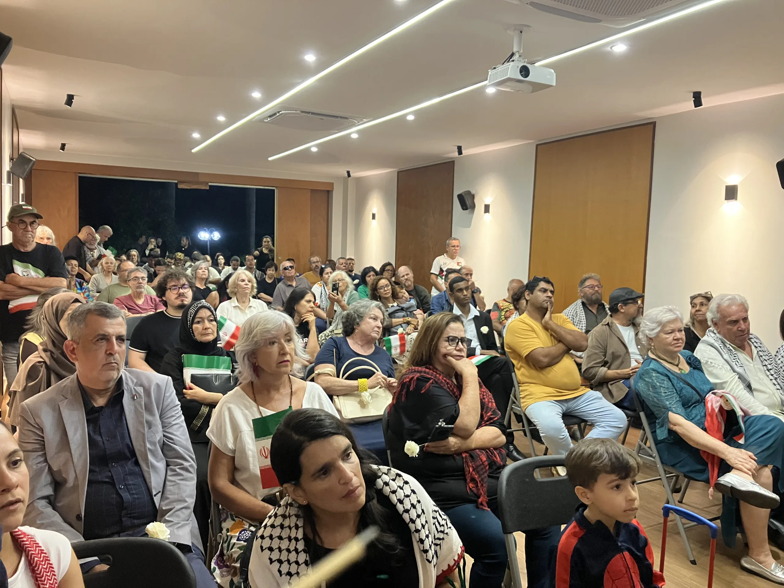Ato reuniu ativistas e representantes de movimentos sociais na embaixada do Irã em Brasília,
