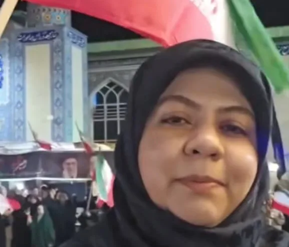 A jornalista Zahra Khanjani em maifestação nas ruas de Teerã contra a guerra