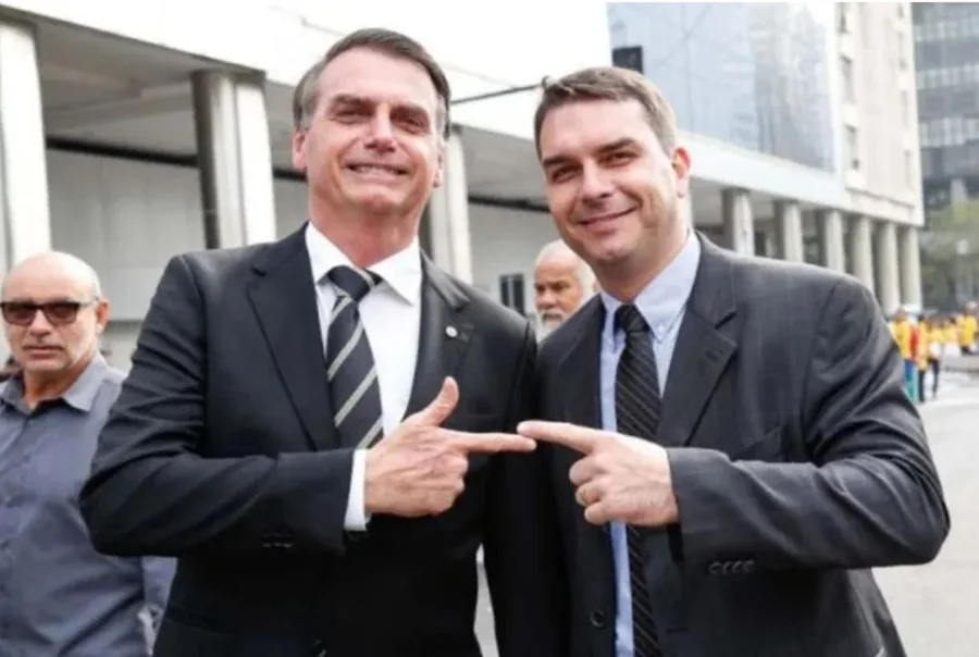 Ex-presidente Jair Bolsonaro ao lado do filho, o senador Flávio Bolsonaro