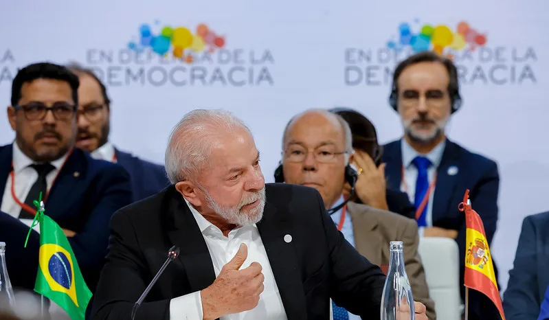 Lula discursa no Fórum de Defesa da Democracia em Barcelona, na Espanha