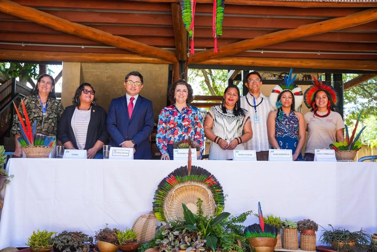 Estudantes indígenas ocupam UnB durante a SEMAI, afirmando a universidade como território político de resistência e reconstrução de saberes ancestrais.