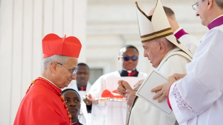 Papa Leão homenageia Francisco no aniversário de um ano da morte