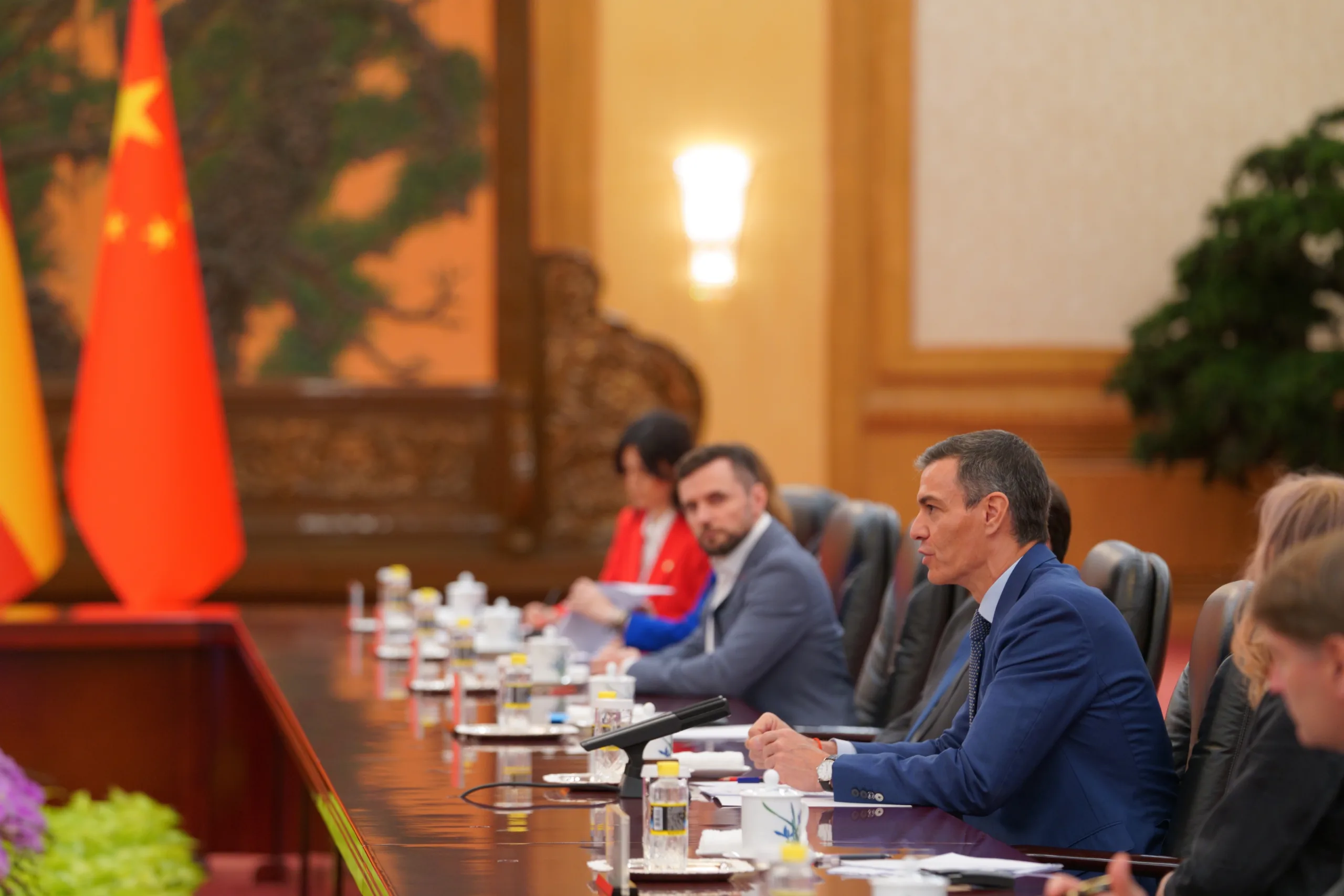 Presidente do governo espanhol, Pedro Sánchez, junto a sua delegação, no Grande Salão do Povo, em reunião com o presidente chinês, Xi Jinping. 14 de abril de 2026