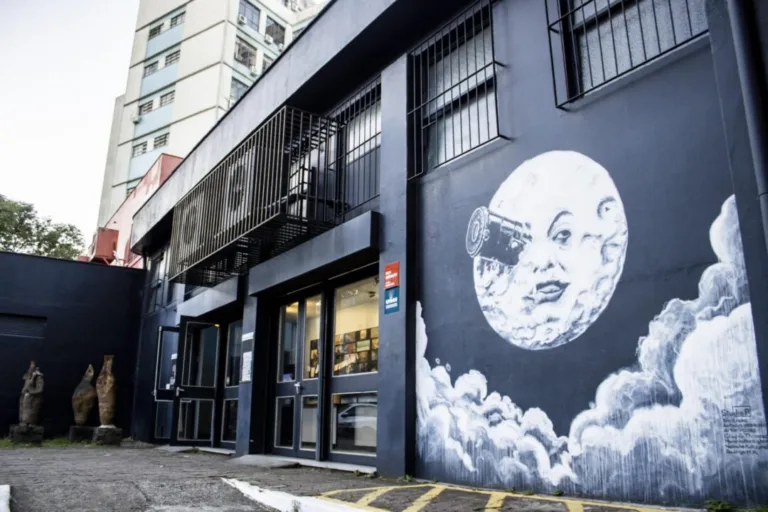 Cinema independente ocupa salas públicas e amplia acesso cultural em Porto Alegre