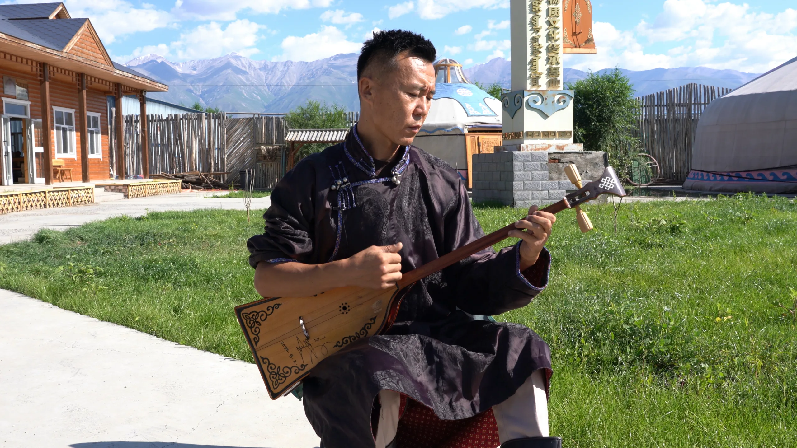 Luthier Ma Ergeli tocando o tovshuur, instrumento mongol, em frente a sua oficina no Condado de Wenquan, Prefeitura Autônoma Mongol de Bortala, no noroeste da Região Autônoma Uigur de Xinjiang