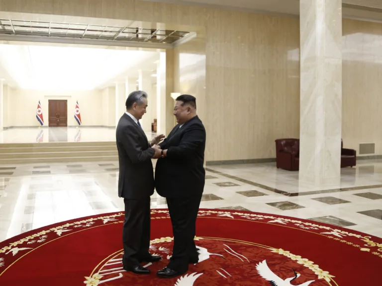 'Inabalável e inquebrantável': Wang Yi reafirma parceria China-RPDC em encontro com Kim Jong-un