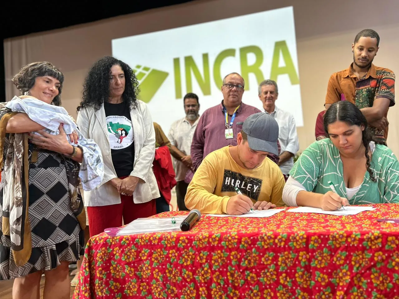 Famílias camponesas assinam contrato de direito de uso da terra no assentamento Cícero Guedes, em Campos (RJ)