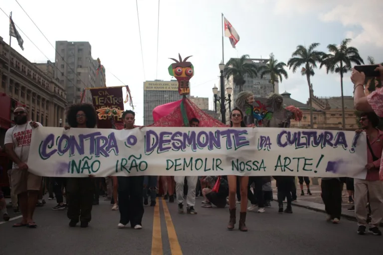 Protesto denuncia desmonte cultural de Ricardo Nunes após demolição do Teatro de Contêiner
