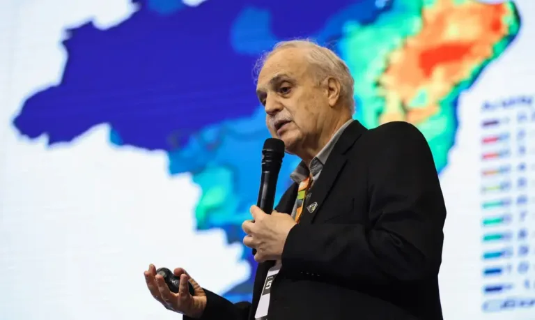 'Não podemos eleger negacionistas, como Trump e Milei', diz Carlos Nobre 