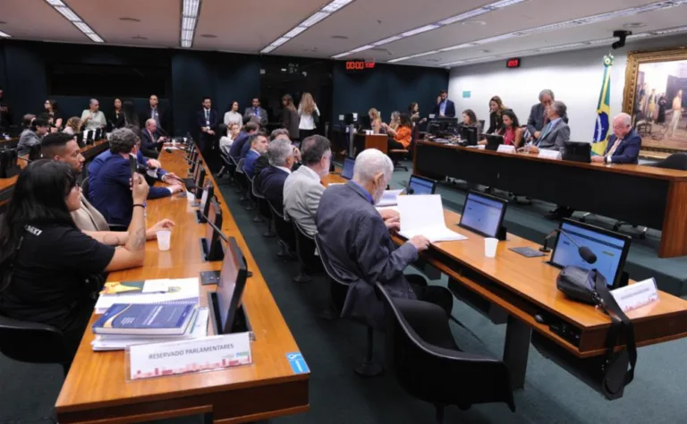 CCJ da Câmara adia votação de PEC que propõe fim da escala 6x1