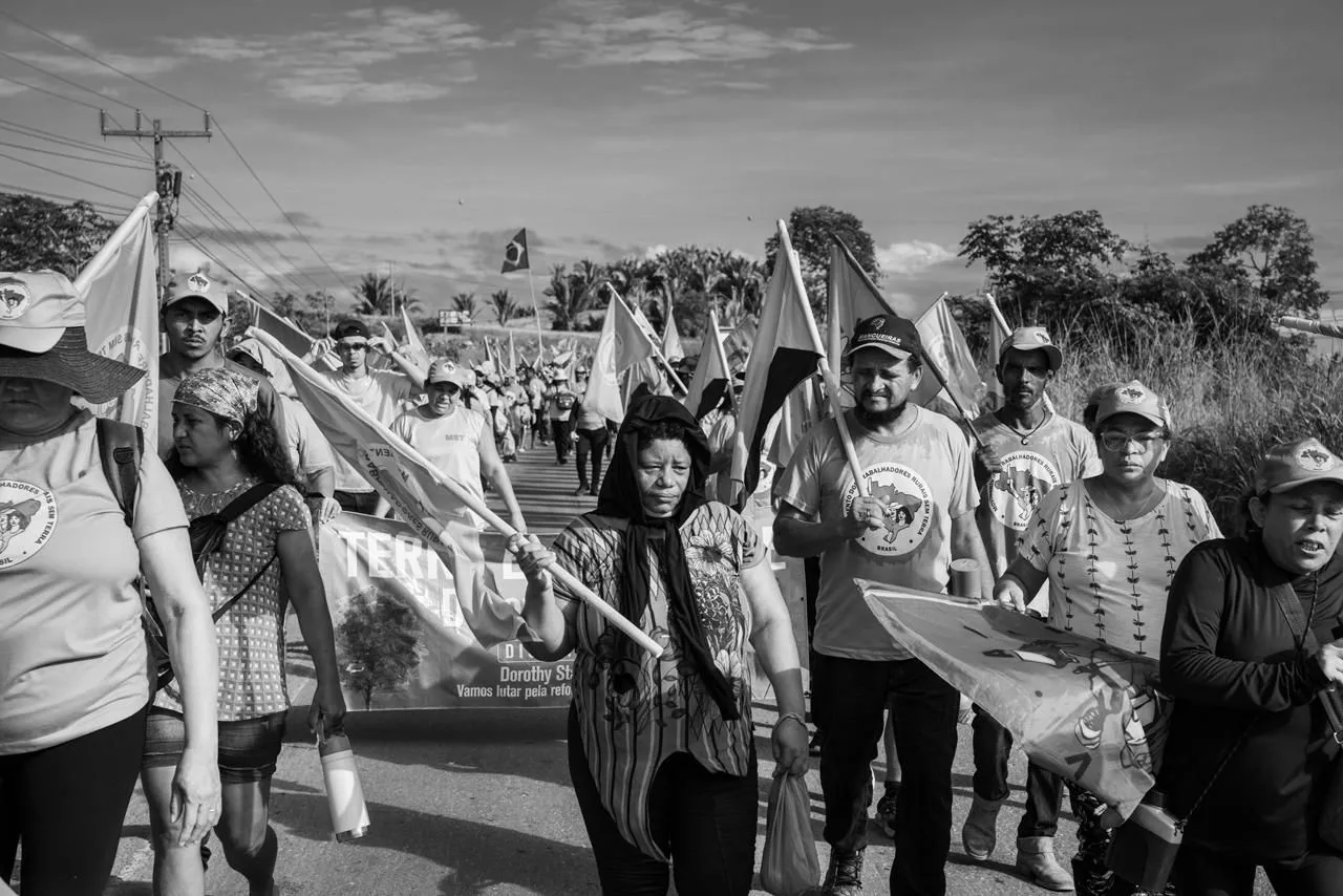 Centenas de trabalhadores fecham a rodovia onde, há 30 anos, ocorreu o massacre de Eldorado do Carajás, no Pará