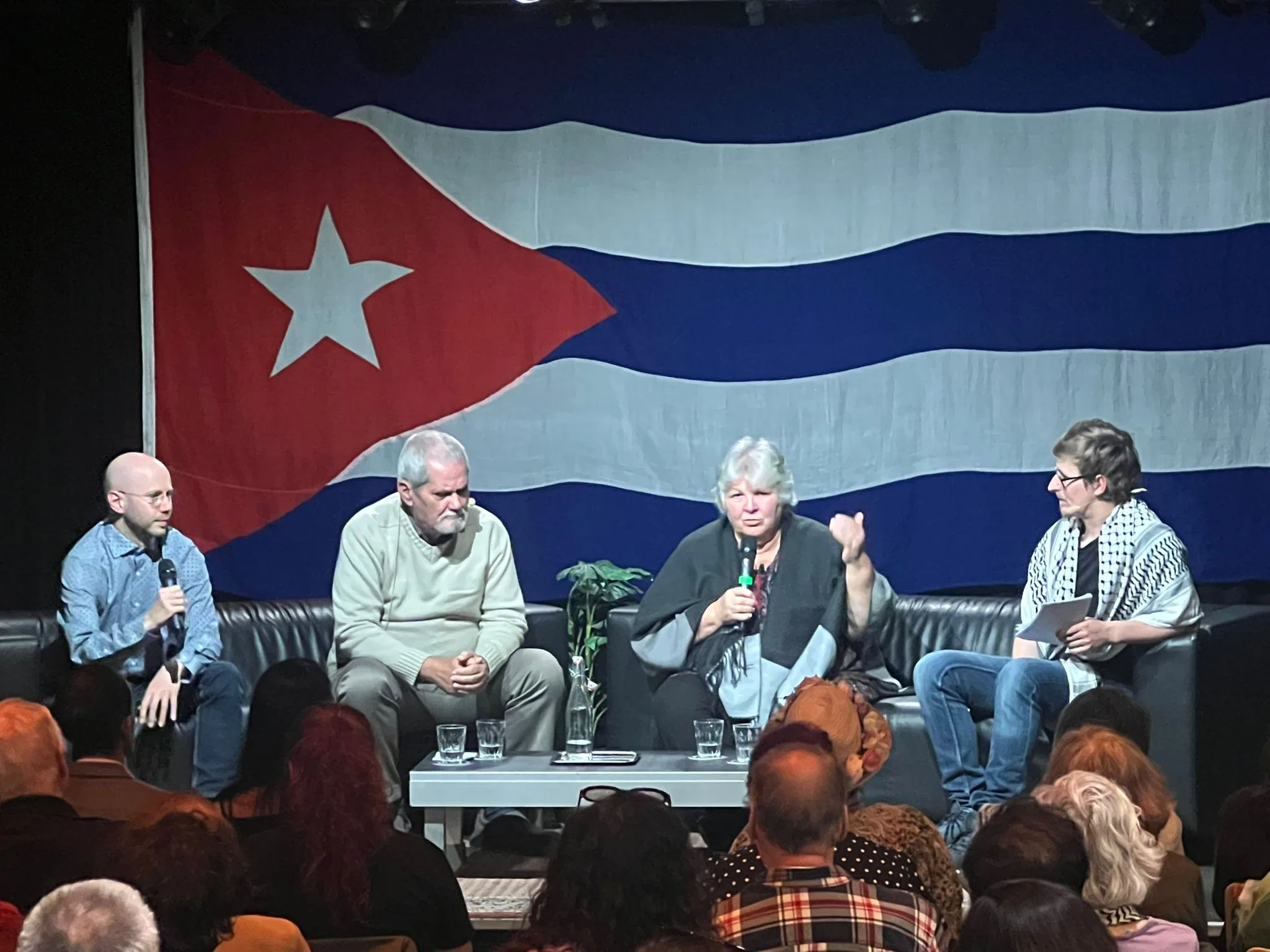 A conferência contou com a participação da médica pediatra Aleida Guevara, filha de Ernesto Che Guevara, e do jornalista e ensaísta cubano Enrique Ubieta, que se encontram em turnê pela Europa