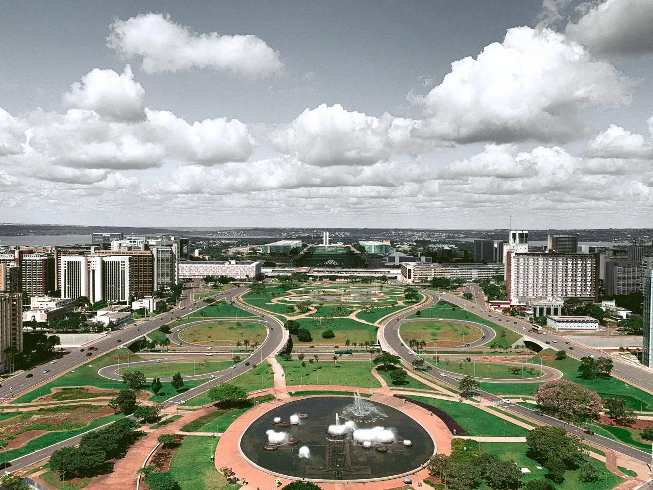 Brasília nasceu do esforço de trabalhadores vindos de várias regiões do país e 66 anos depois, continua sendo destino de quem busca oportunidades.