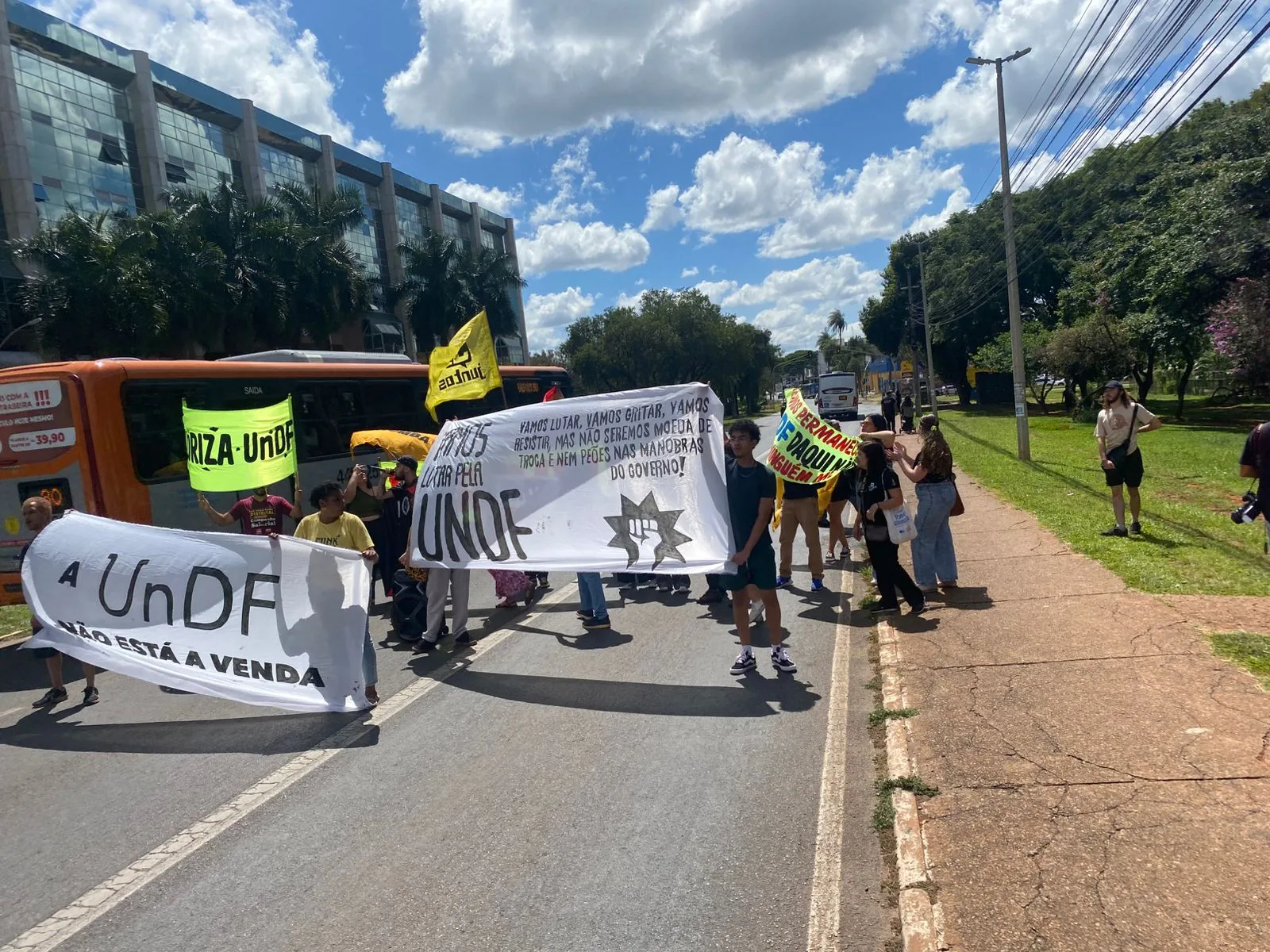 Manifestantes da UnDF ocupam a W3 Norte em defesa da universidade pública.