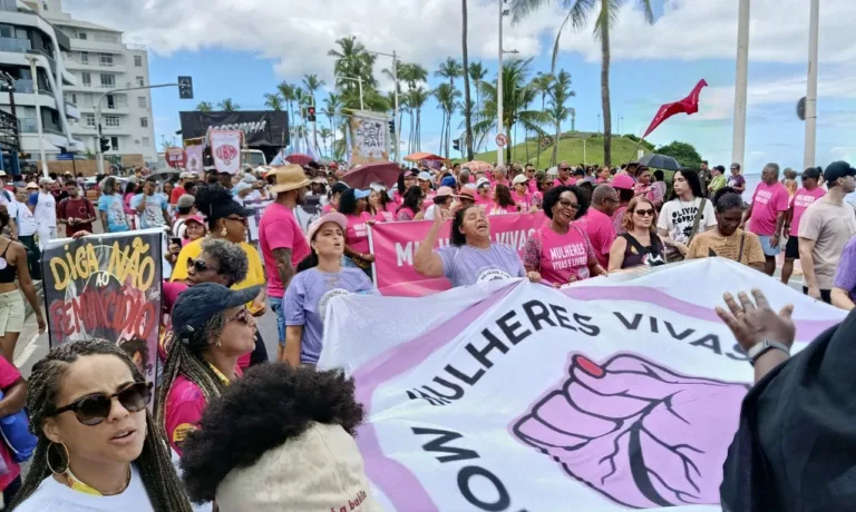 Mulheres da Bahia vão às ruas para cobrar Hugo Motta por votação de PL antimisoginia