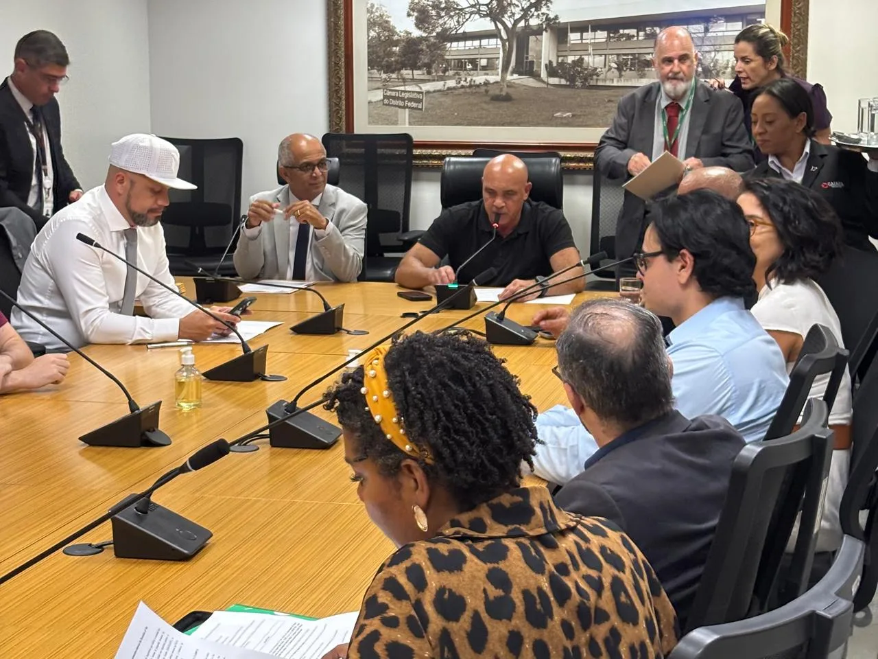 Grupo levou denúncias de assédio, falta de diálogo e crise administrativa aos distritais.