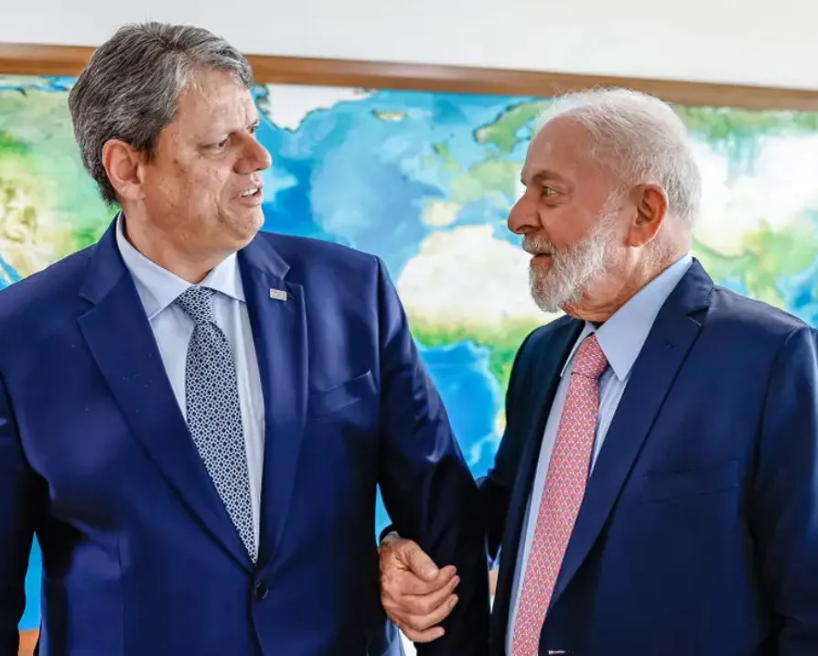 Lula recebeu Tarcísio de Freitas no Palácio do Planalto no início de seu mandato