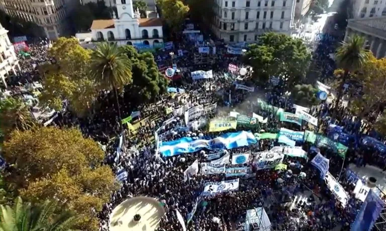 Manifestação na Argentina reúne multidão de insatisfeitos com reforma trabalhista de Milei