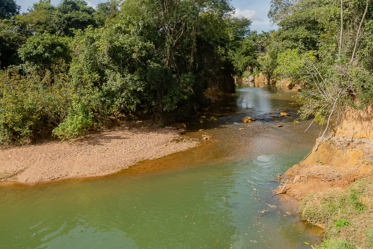 Rio apresenta sinais de degradação ambiental associados ao crescimento urbano desordenado e falhas no saneamento