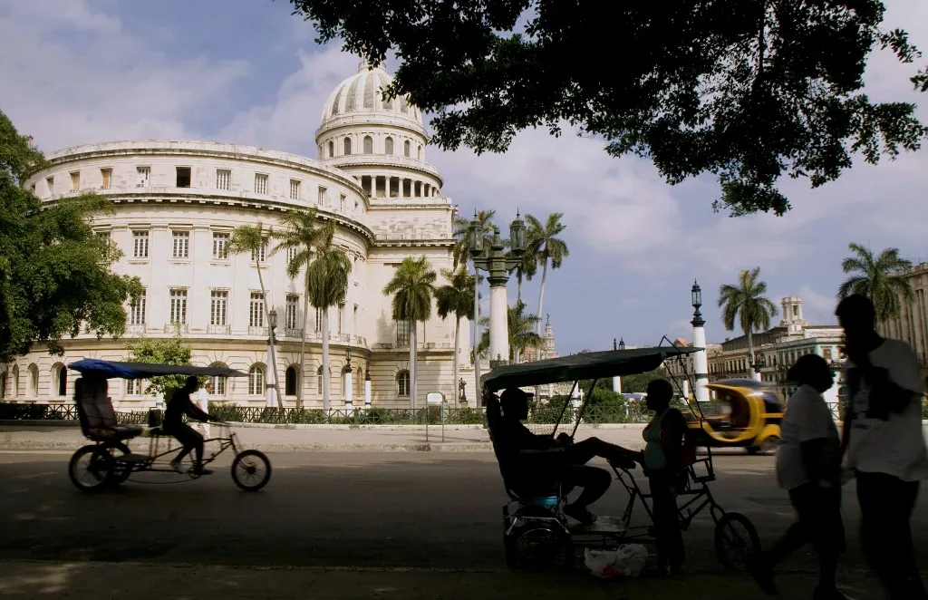 Vista geral de uma rua de Havana com o Capitólio (antigo Congresso) ao fundo, em 2008