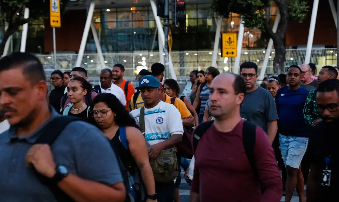 Trabalhadores em deslocamento de volta para casa na região da Central do Brasil. Foto: Fernando Frazão/Agência Brasil© Fernando Frazão/Agência Brasil