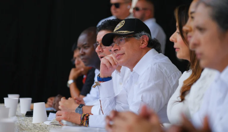Petro manda embaixadora no Equador retornar 'imediatamente' após aumento de tarifa da Colômbia