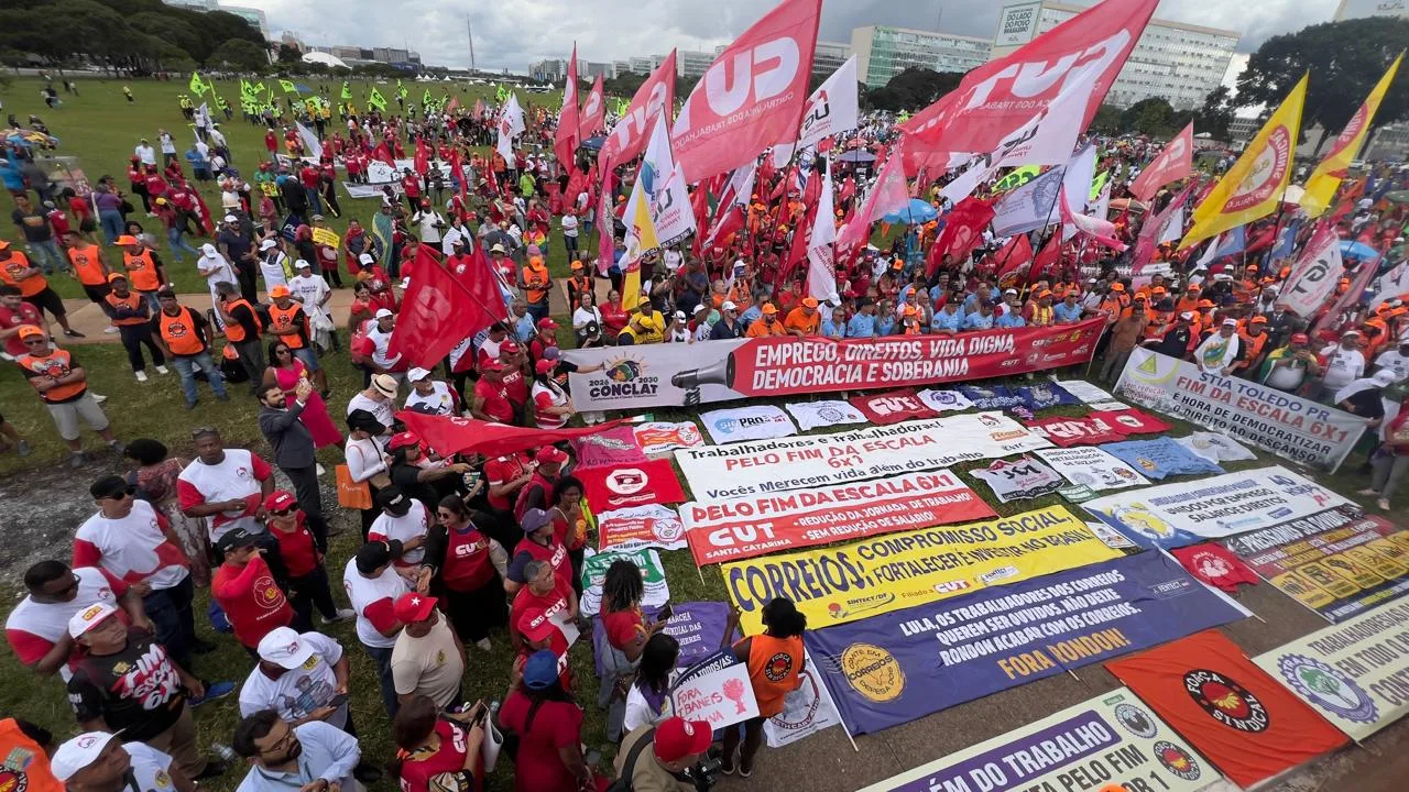 Trabalhadores ocupam Brasília em marcha nacional pelo fim da escala 6x1.