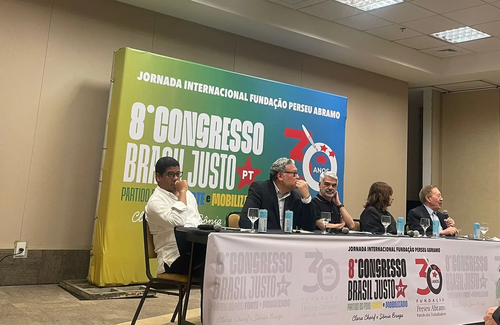 Mesa sobre soberania latino-americana no Congresso do PT em Brasília