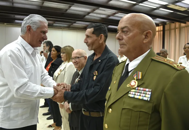 Díaz-Canel destaca a resistência criativa dos trabalhadores cubanos frente ao bloqueio dos EUA