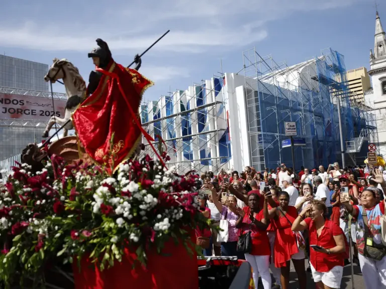 Por que São Jorge se tornou uma das figuras mais presentes no cotidiano dos cariocas